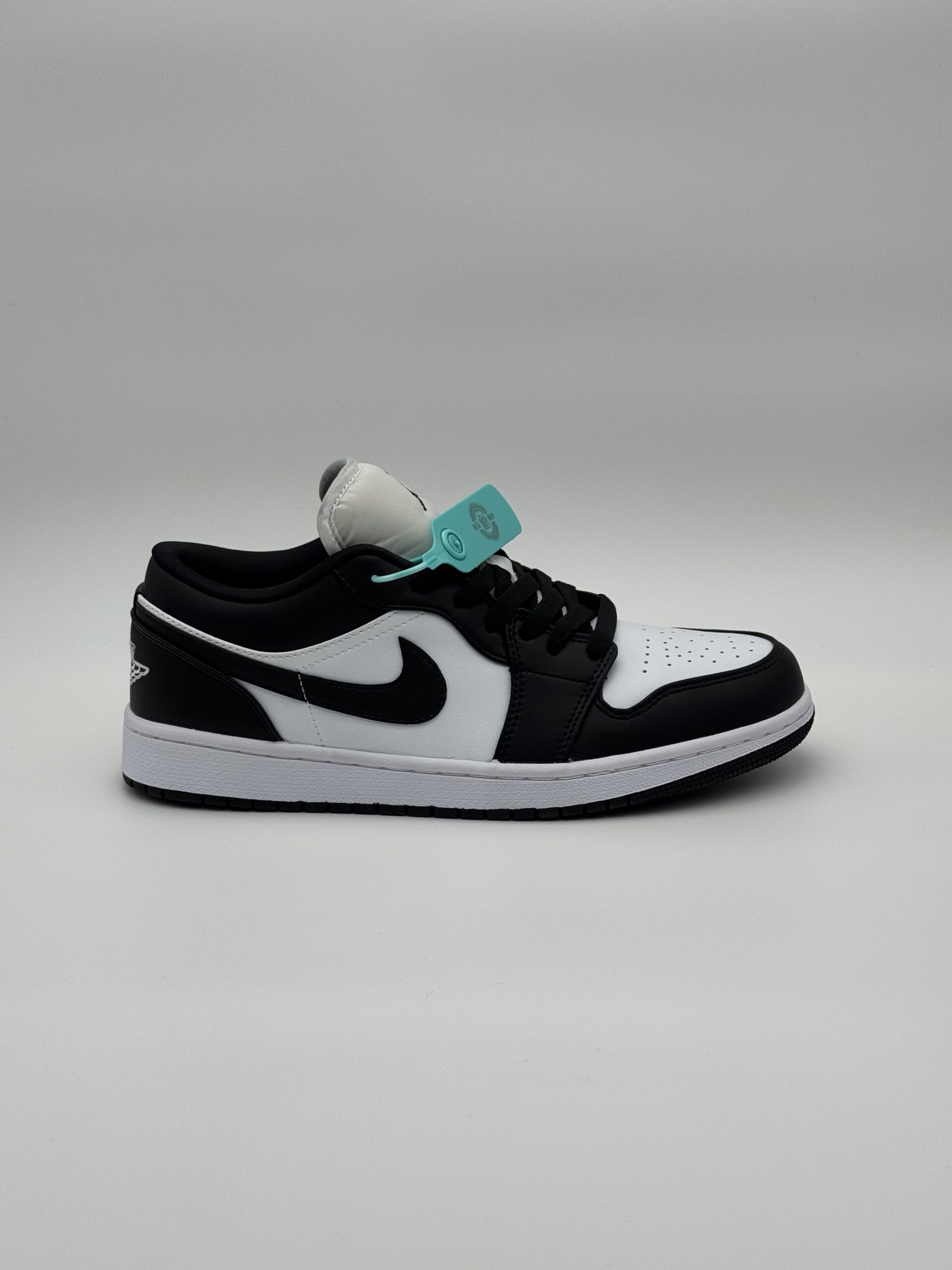 IMG_7903 ایر جردن وان پاندا (Air Jordan 1 Panda) مستر کوالتی - Image 1